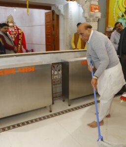 Defence Minister Rajnath Singh | cleans Hanuman Setu temple | Lucknow | Pran Pratishtha | shreshth bharat |