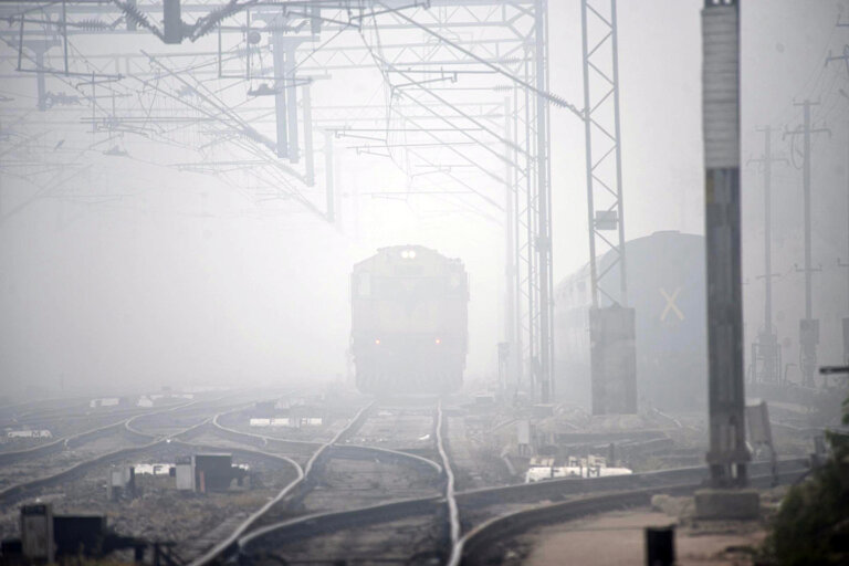 Delhi | Flights | trains delayed | due to | dense fog | cold | SHRESHTH BHARAT |