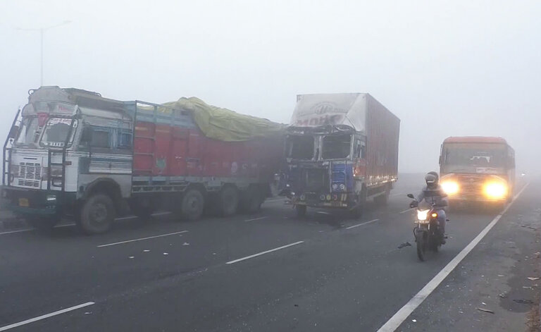 Delhi-Lucknow Highway | Uttar Pradesh | Hapur district | Delhi-NCR | Several vehicles collide | shreshth b harat |