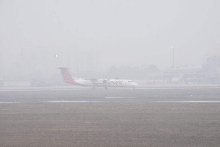 New Delhi | national capital | freezing weather| Indira Gandhi International (IGI) airport | 30 flights DELAYED | SHRESHTH BHARAT |