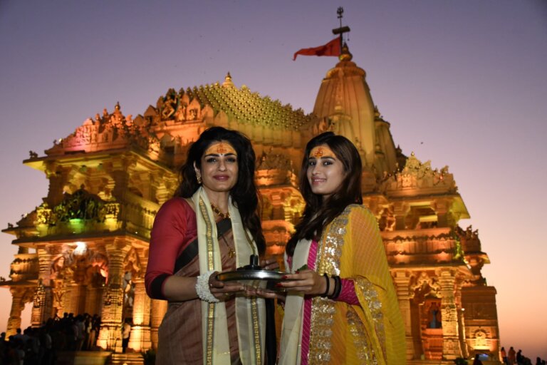 Raveena Tandon | offers prayers | Somnath Temple | daughter Rasha Thadani | gujarat | shreshth bharat |