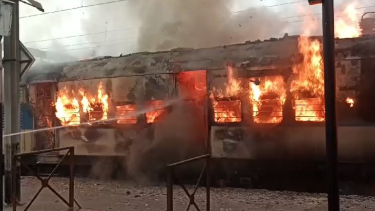 Lakhisarai Train Fire breaks out in emuatkiul junction screaming among passengers