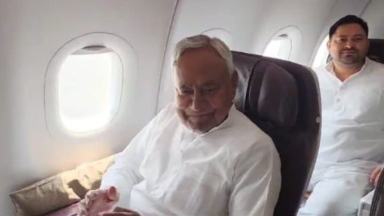 Nitish Kumar tejashwi yadav: एक ही फ्लाइट से दिल्ली आए नीतीश कुमार और तेजस्वी यादव