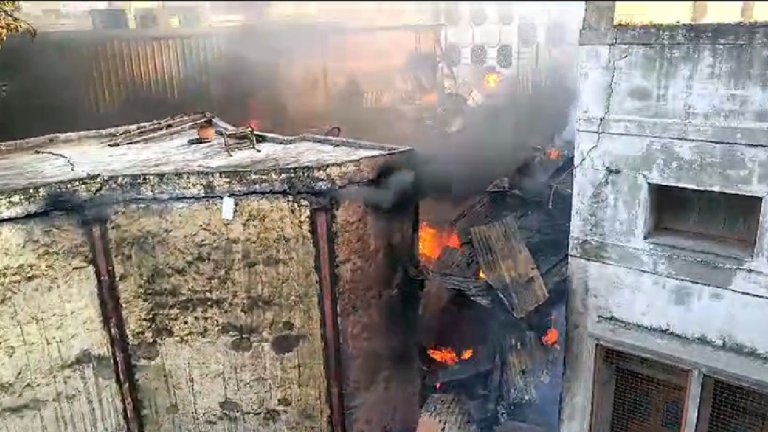 delhi fire | chandani chowk | delhi news | shreshth bharat