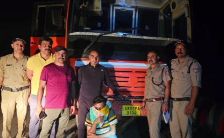 someshwar-police-recovered-380-tins-of-illegal-resin-one-smuggler-arrested