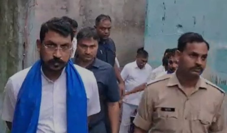 nagina-mp-chandrashekhar-azad-met-minor-gangrape-murder-victim-family-of-haridwar-