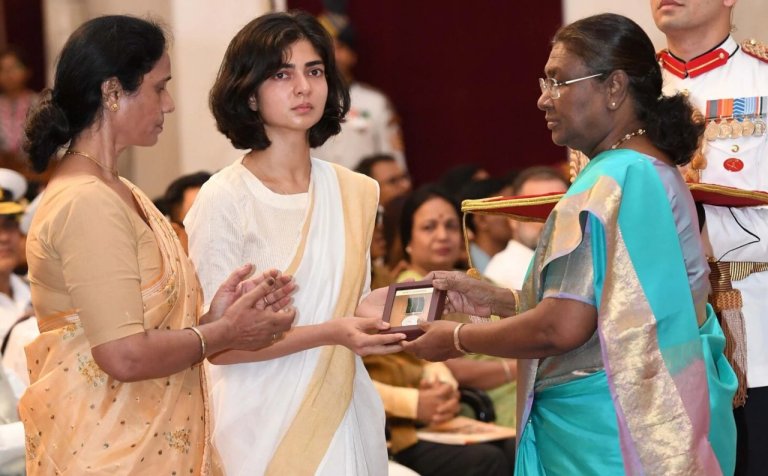 Captain Anshuman Singh wife went to her parents home with Kirti Chakra, pain of martyr parents visible