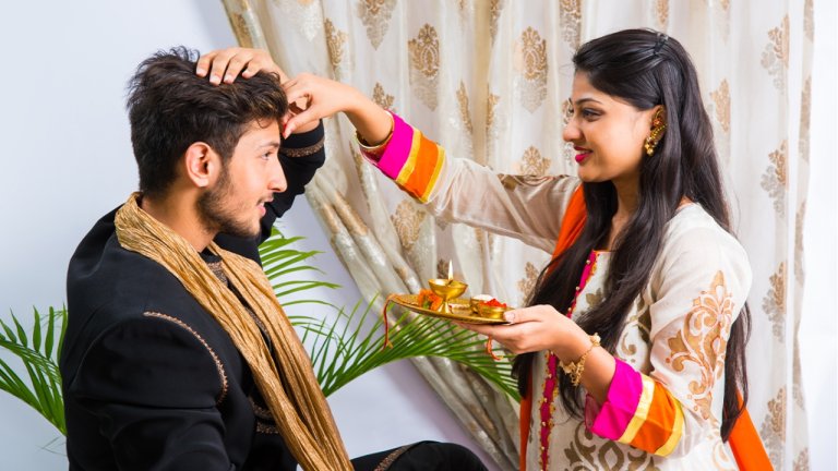 Raksha Bandhan 2024 know-with-which-finger-should-you-apply-tilak-to-your-brother