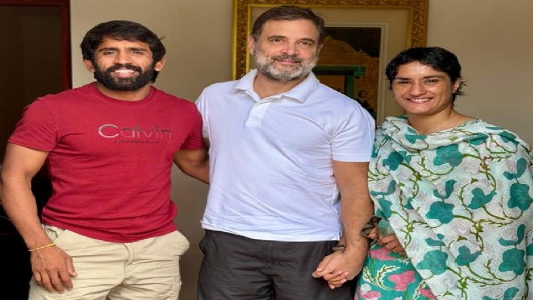 rahul gandhi meets vinesh and puniya