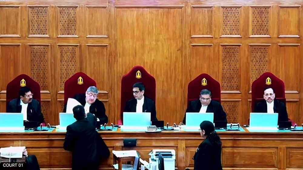 New Delhi, Dec 11 (ANI): A five-judge Constitution bench comprising Chief Justice of India (CJI) Justice DY Chandrachud, Justices Sanjay Kishan Kaul, Sanjiv Khanna, BR Gavai and Surya Kant during the judgement on a batch of petitions challenging the abrogation of Article 370 and the bifurcation of the erstwhile state of Jammu and Kashmir into two Union territories, in New Delhi on Monday. (ANI Photo)
