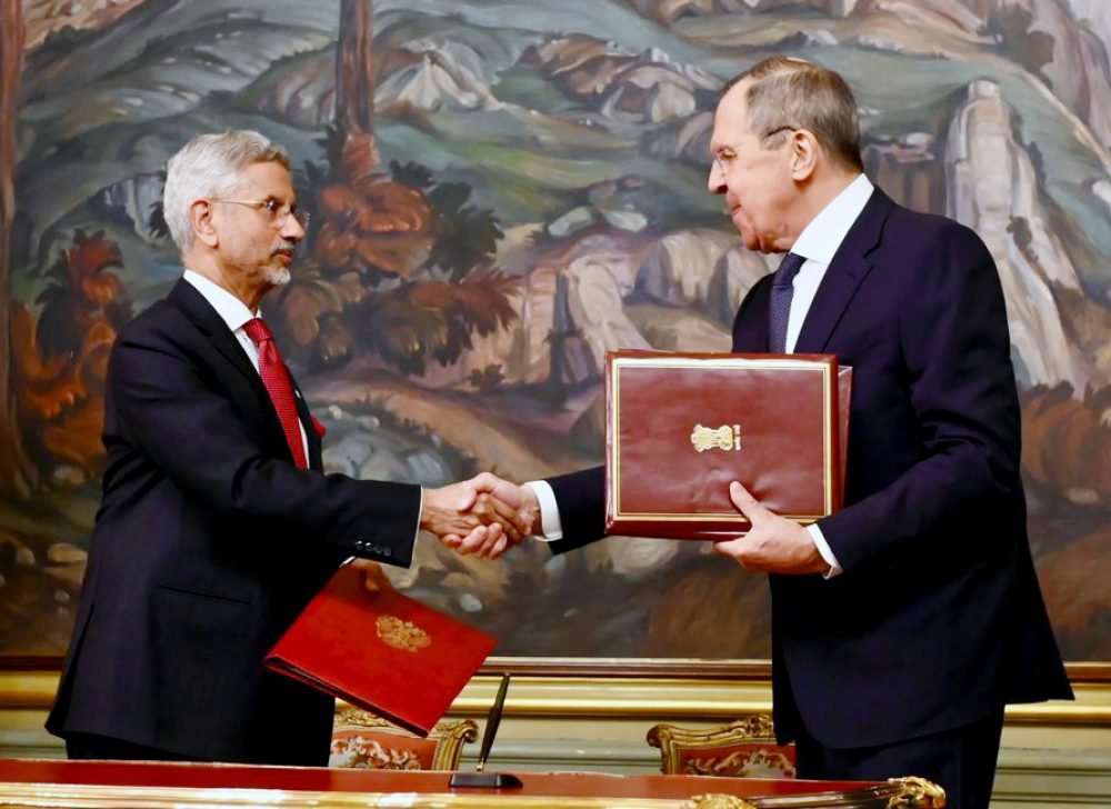 Moscow, Dec 27 (ANI): External Affairs Minister S Jaishankar exchanges an MoU with Russian Foreign Minister Sergey Lavrov during a joint press conference, in Moscow on Wednesday. (ANI Photo)