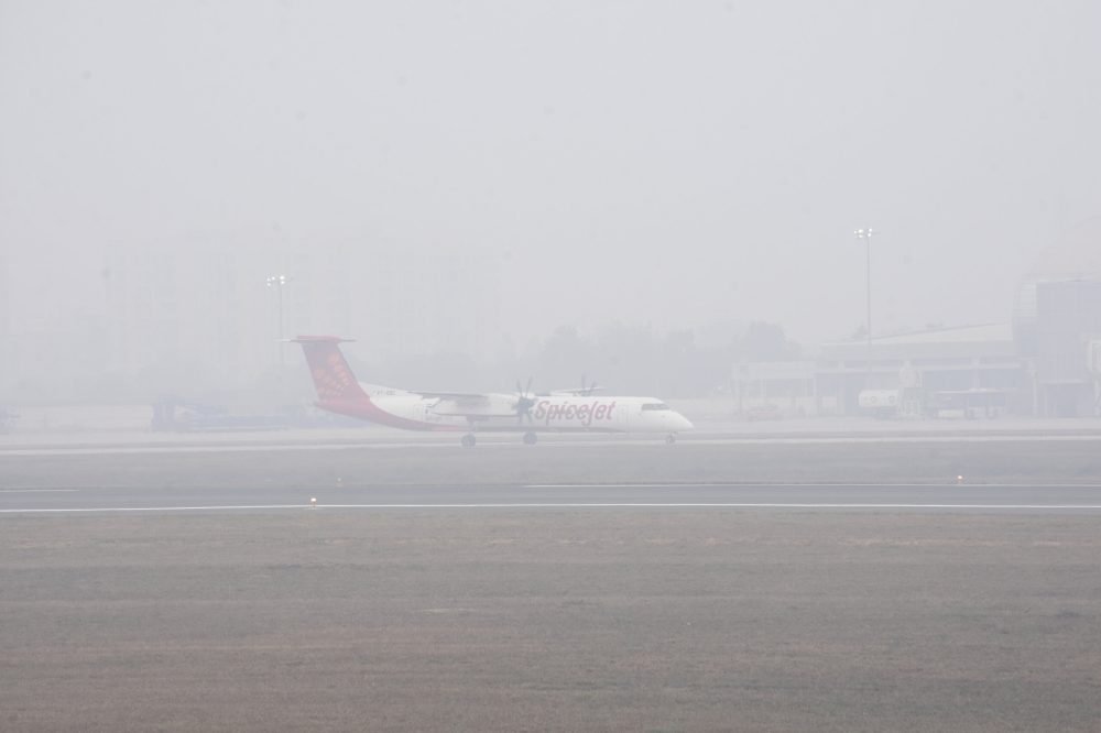 New Delhi | national capital | freezing weather| Indira Gandhi International (IGI) airport | 30 flights DELAYED | SHRESHTH BHARAT |