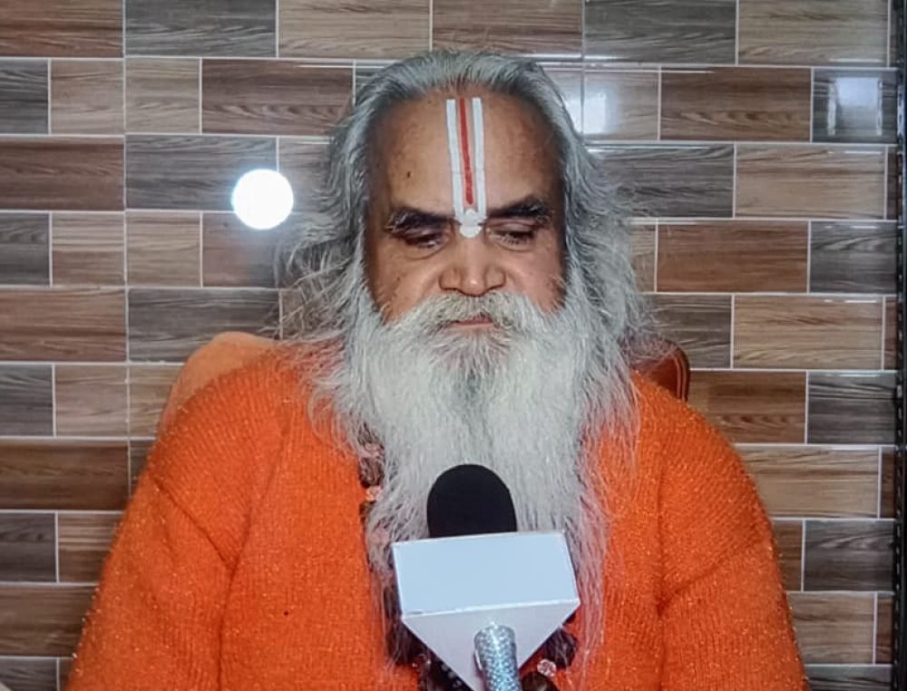 Ayodhya, Jan 11 (ANI): Politician and Spiritual leader Ram Vilas Das Vedanti speaks to the media on Congress leaders Sonia Gandhi, Mallikarjun Kharge and Adhir Ranjan Chaudhary not attending  'Pran Pratishtha' ceremony of Ram Temple, in Ayodhya on Thursday. (ANI Photo)