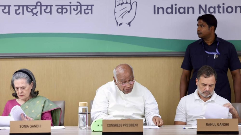 Vande Mataram Row: CWC बैठक में कांग्रेस का फैसला- वंदे मातरम के शुरुआती दो  छंदों को ही गाएगी पार्टी'